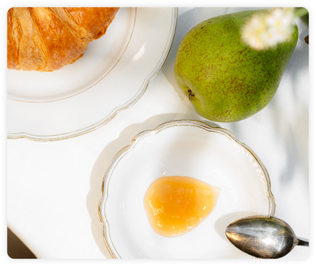 Margarethes-Gedeckter Tisch mit Croissant und Birnenmarmelade